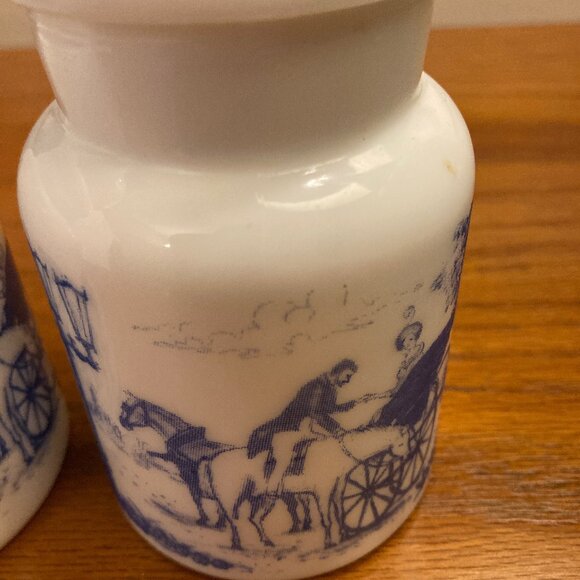 2 Vintage milk glass apothecary jars with bubble lids. Made in Belgium. - Picture 5 of 7